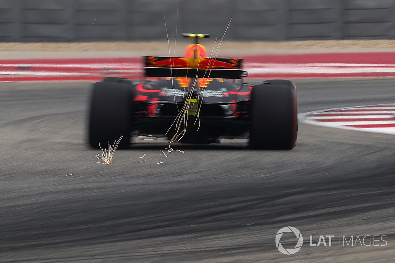 Max Verstappen, Red Bull Racing RB13 sacando chispas
