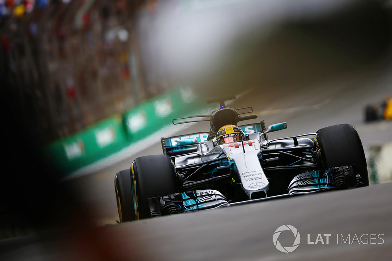 Lewis Hamilton, Mercedes AMG F1 W08, en pit lane