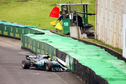 Bandiera rossa per l'incidente di Lewis Hamilton, Mercedes AMG F1 W08,