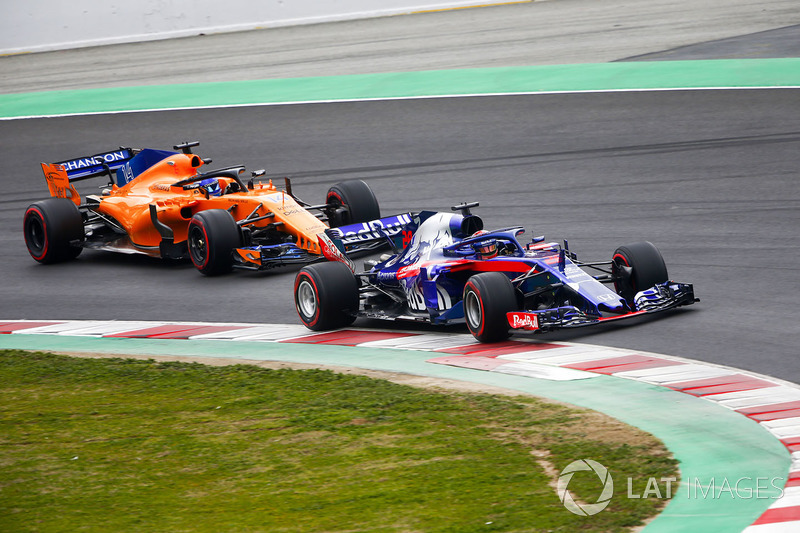 Brendon Hartley, Scuderia Toro Rosso STR13, Fernando Alonso, McLaren MCL33
