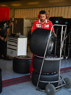 Ferrari mekanikeri ve Pirelli lastikleri