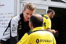 (Зліва направо): Ніко Хюлькенберг, Sahara Force India F1 та Фредерік Вассьор, гоночний директор Rena