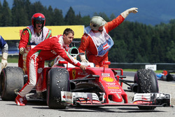Sebastian Vettel, Ferrari SF16-H spins off the circuit in the second practice session