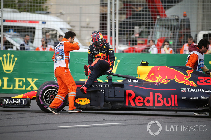El auto chocado de Max Verstappen, Red Bull Racing RB14