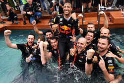 Il vincitore della gara Daniel Ricciardo, Red Bull Racing festeggia con il team nella piscina della Red Bull Energy Station