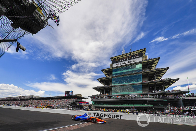 Scott Dixon, Chip Ganassi Racing Honda, taglia il traguardo sotto la bandiera a scacchi, in terza posizione