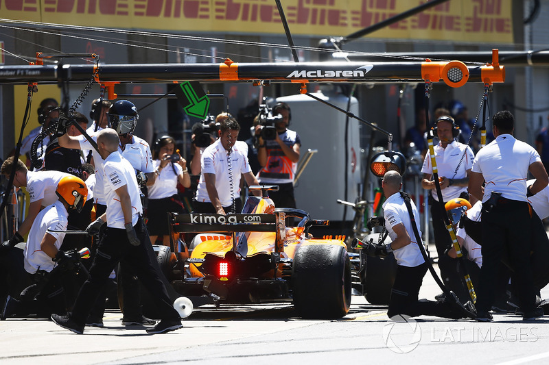 Los ingenieros atienden a Fernando Alonso, McLaren MCL33, en los boxes.
