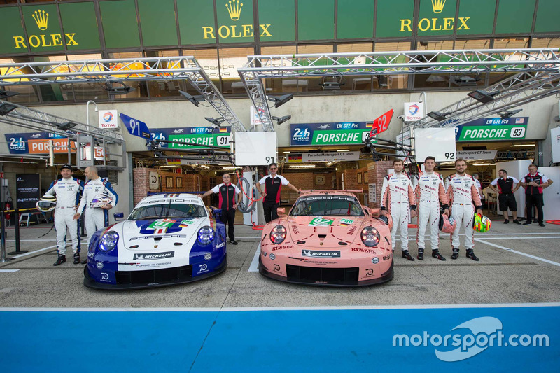 Машини #92 Porsche GT Team Porsche 911 RSR та #91 Porsche GT Team Porsche 911 RSR у спеціальній лівреї