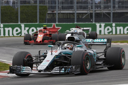 Lewis Hamilton, Mercedes AMG F1 W09, voor Kimi Raikkonen, Ferrari SF71H