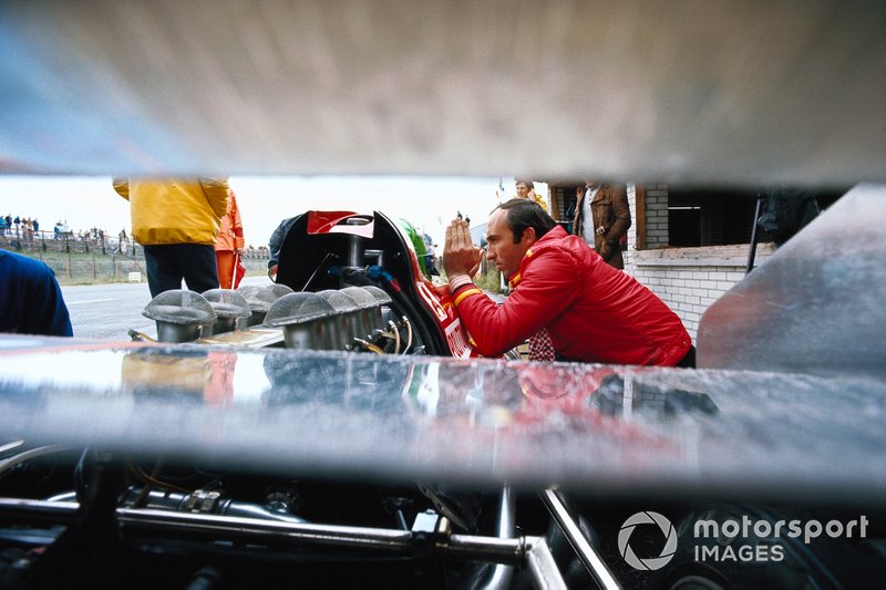 Frank Williams aan de auto van Henri Pescarolo.