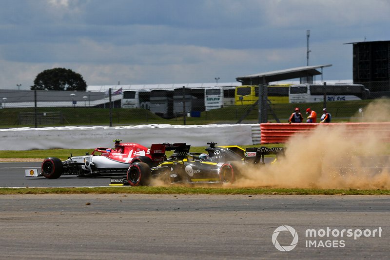 Nico Hulkenberg, Renault F1 Team R.S. 19 runs wide and Antonio Giovinazzi, Alfa Romeo Racing C38