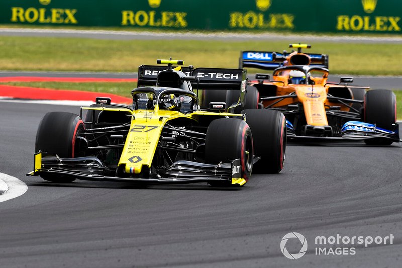 Nico Hulkenberg, Renault F1 Team R.S. 19, leads Lando Norris, McLaren MCL34