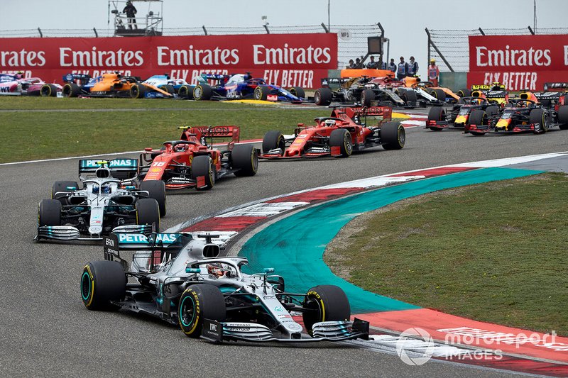 Льюіс Хемілтон, Mercedes AMG F1 W10, попереду Валттері Боттаса, Mercedes AMG W10, Шарль Леклер, Ferrari SF90, Себастьян Феттель, Ferrari SF90, та Макса Ферстаппена, Red Bull Racing RB15, на першому колі гонки