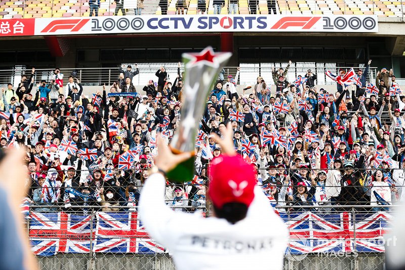 Lewis Hamilton, Mercedes AMG F1, 1° classificato, mostra il suo trofeo ai tifosi