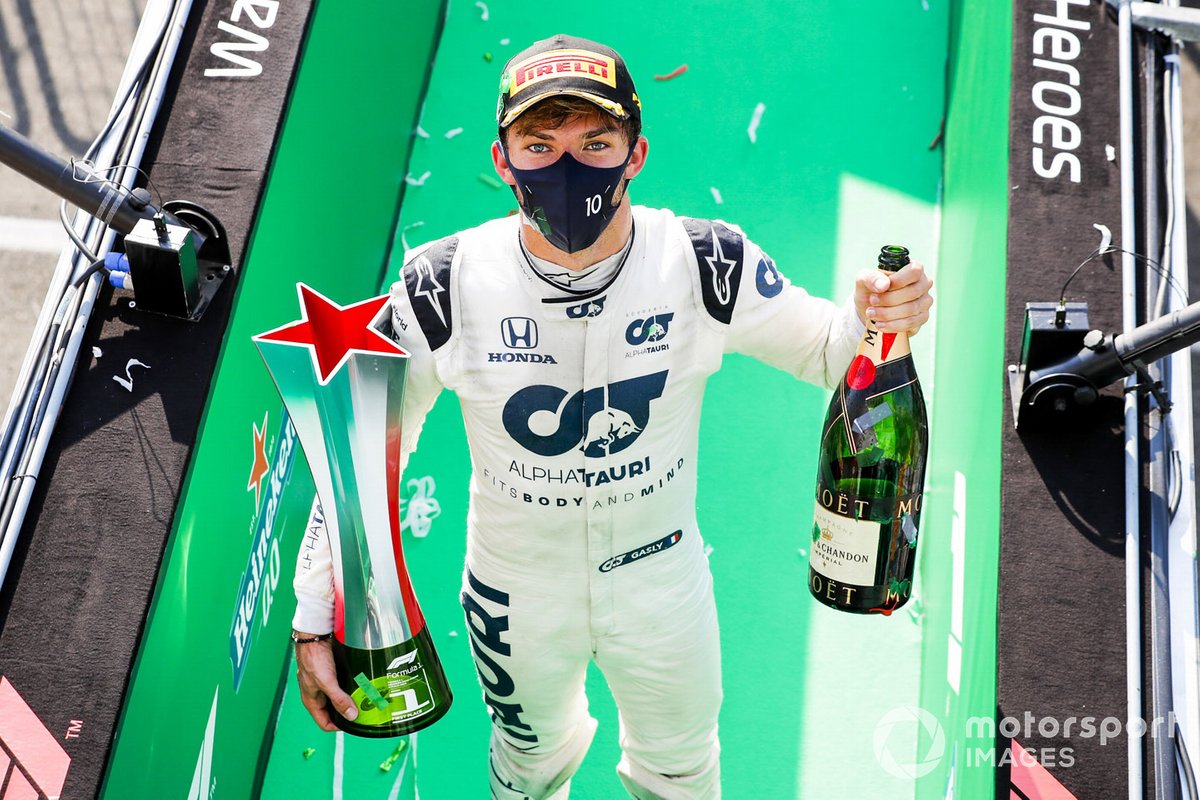 Le vainqueur Pierre Gasly, AlphaTauri fête sur le podium avec le Champagne et le trophée