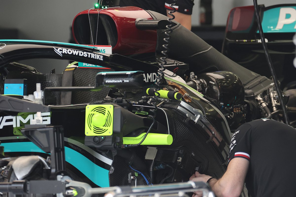 Mercedes W12 dettaglio del plenum e del radiatore centrale