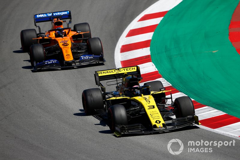 Daniel Ricciardo, Renault R.S.19, delante de Carlos Sainz Jr., McLaren MCL34