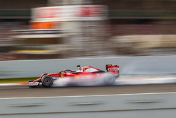 Kimi Raikkonen, Ferrari SF16-H, running the Halo cockpit cover, locks up under braking