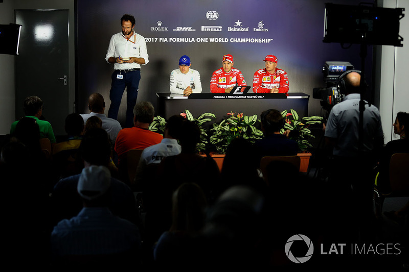 Matteo Bonciani, Delegato Media FIA, Valtteri Bottas, Mercedes AMG F1 W08, il poleman Sebastian Vettel, Ferrari e Kimi Raikkonen, Ferrari