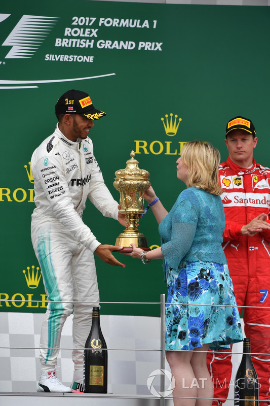 Lewis Hamilton, Mercedes AMG F1 riceve il trofeo da Karen Bradley MP, Segretario di Stato per la Cultura, i Media e lo Sport