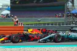 Lewis Hamilton, Mercedes AMG F1 W08 ve Max Verstappen, Red Bull Racing RB13 liderlik mücadelesi