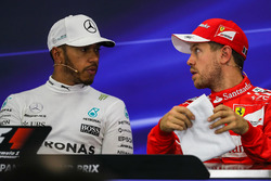 Lewis Hamilton, Mercedes AMG F1 e Sebastian Vettel, Ferrari nella conferenza stampa