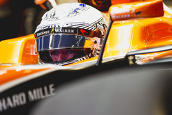 Фернандо Алонсо, McLaren, у кабіні у шоломі з відкритим візором