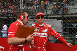 Kimi Raikkonen, Ferrari, Dave Greenwood, Ferrari Race Engineer