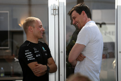 Valtteri Bottas, Mercedes AMG F1 und Toto Wolff, Mercedes AMG F1, Sportchef