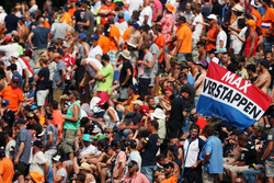 Fans en een vlag voor Max Verstappen, Red Bull Racing
