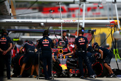 Daniil Kvyat, Red Bull Racing RB12, in der Box