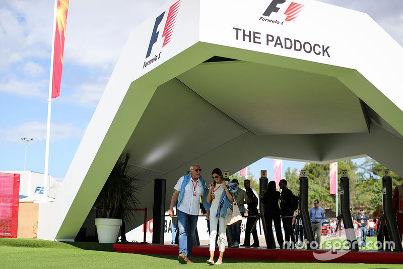 Dietrich Mateschitz, CEO y Fundador de Red Bull, en el paddock.