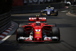 Kimi Raikkonen, Ferrari SF70H, Pascal Wehrlein, Sauber C36-Ferrari, Lance Stroll, Williams FW40