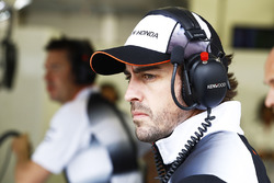Fernando Alonso, McLaren in de garage