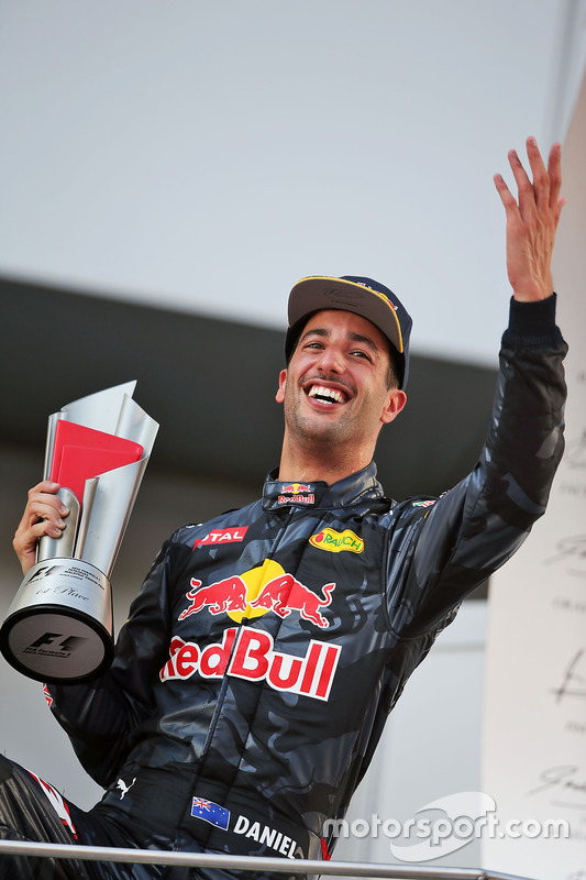 Il vincitore della gara Daniel Ricciardo, Red Bull Racing festeggia sul podio