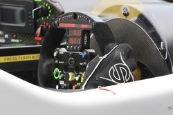#42 Strakka Racing, Gibson 015S - Nissan: Nick Leventis, Jonny Kane, Lewis Williamson, steering wheel detail