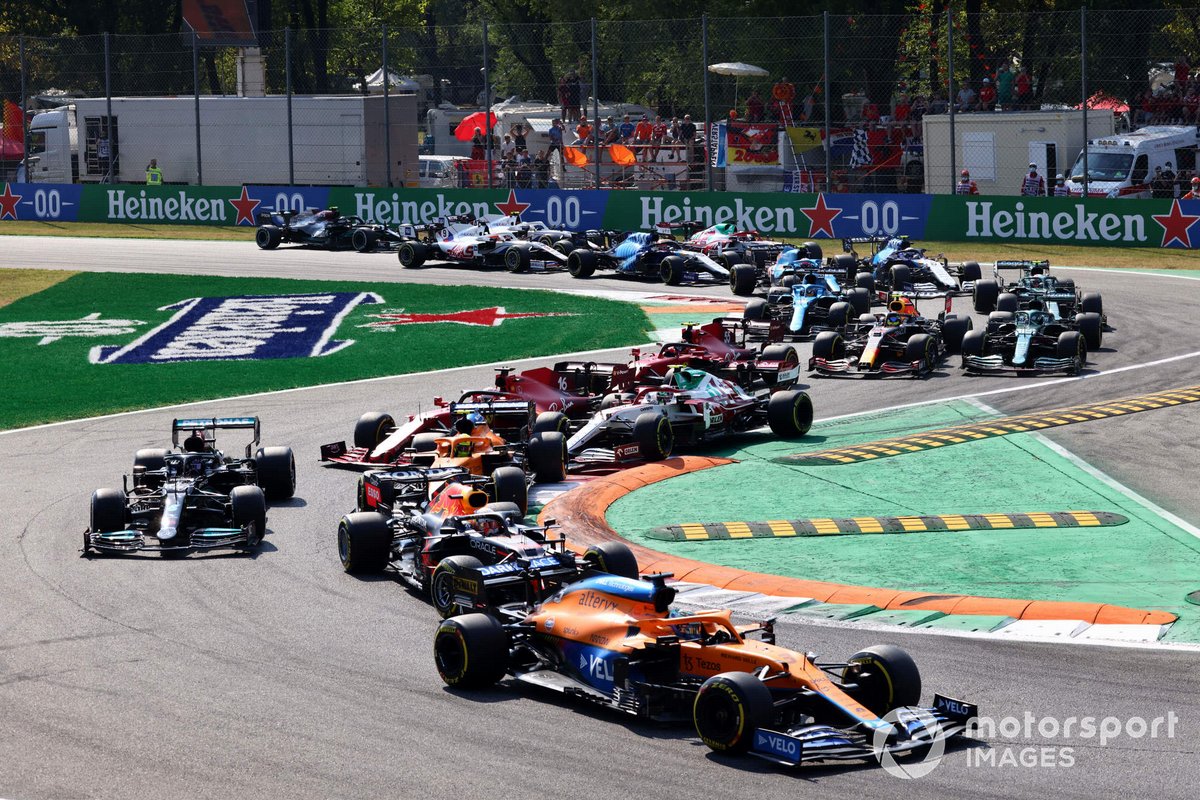 Daniel Ricciardo, McLaren MCL35M, Max Verstappen, Red Bull Racing RB16B, Lando Norris, McLaren MCL35M, Lewis Hamilton, Mercedes W12, Charles Leclerc, Ferrari SF21, and the rest of the field at the start