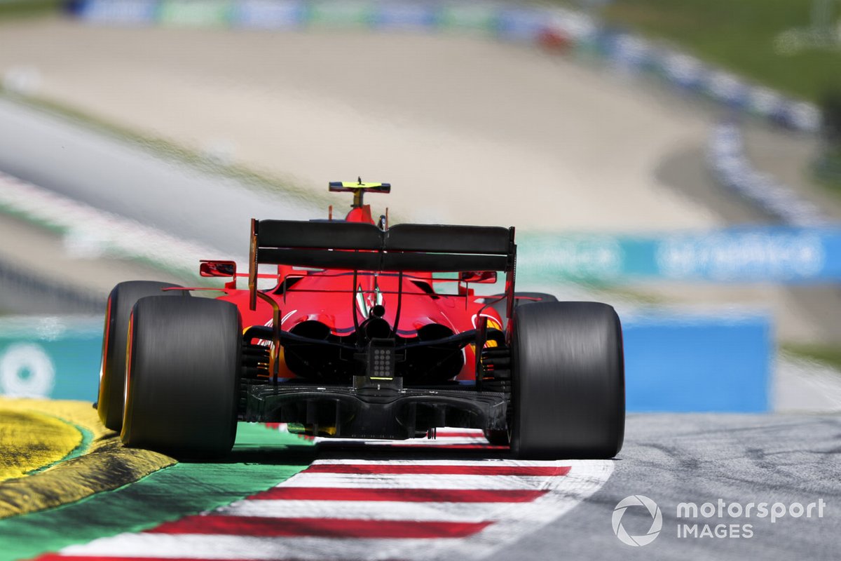 Отверстия для выхода охлаждающего воздуха в задней части Ferrari SF1000
