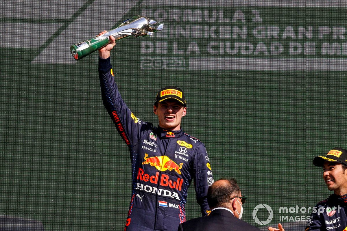 Le vainqueur Max Verstappen, Red Bull Racing, soulève son trophée