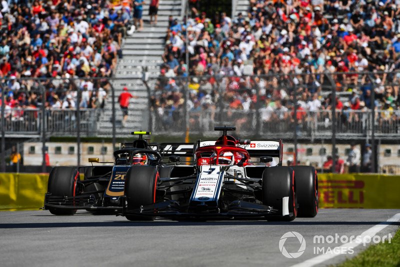 Kimi Raikkonen, Alfa Romeo Racing C38, devant Kevin Magnussen, Haas VF-19