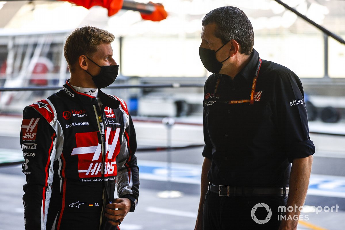 Prinsipal Haas F1 Gunther Steiner (kanan) berbincang dengan pembalap anyar timnya, Mick Schumacher.