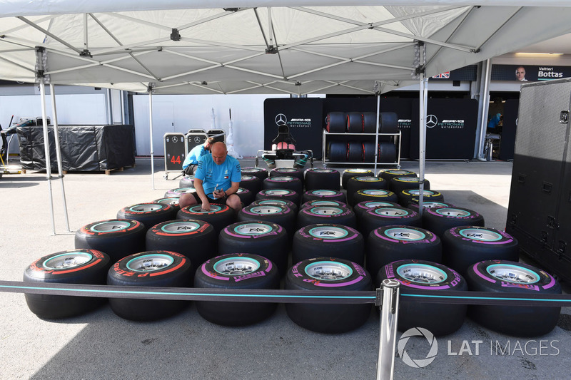 Mecánico de Mercedes AMG F1y Pirelli tyres