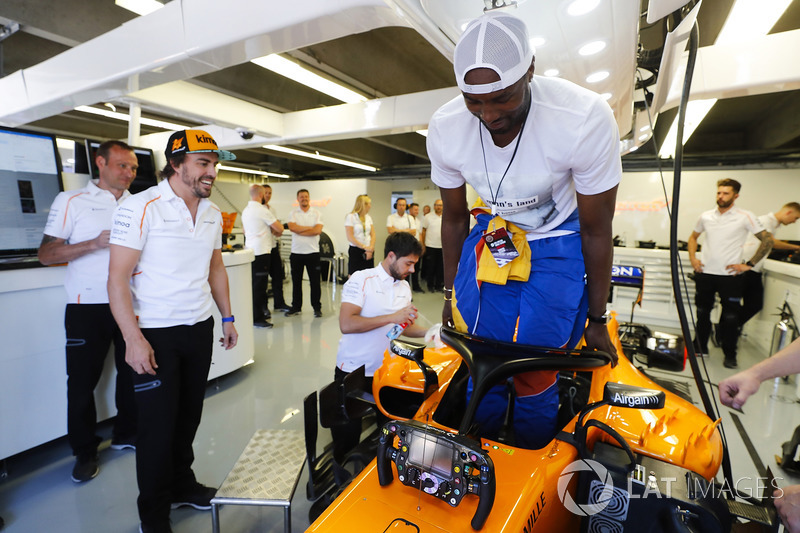 El jugador de baloncesto de la NBA e internacional con España ,Serge Ibaka, con Fernando Alonso, McLaren