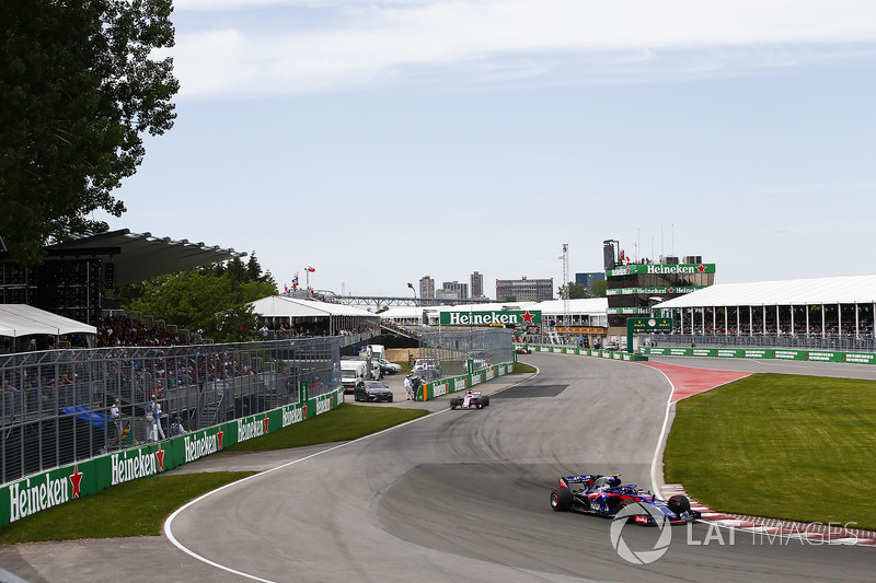 Pierre Gasly, Toro Rosso STR13, precede Sergio Perez, Force India VJM11