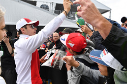 Charles Leclerc, Sauber, firma autografi ai tifosi