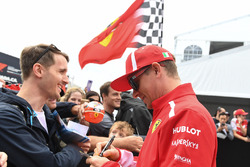 Kimi Raikkonen, Ferrari signs autographs for the fans