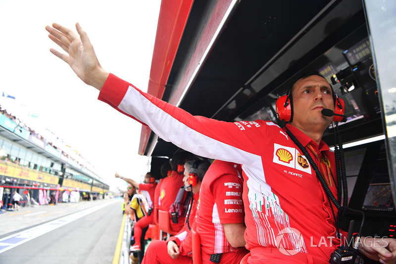 Riccardo Adami, ingegnere di pista Ferrari, al muretto box Ferrari