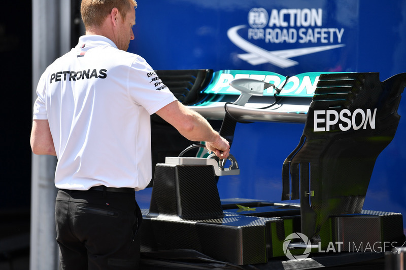 Mercedes-AMG F1 W09, ala posteriore