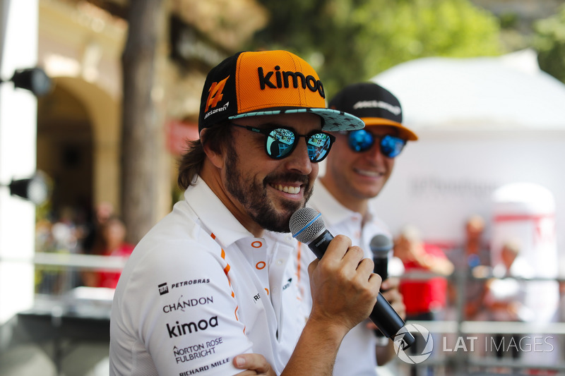 Stoffel Vandoorne, McLaren, et Fernando Alonso, McLaren