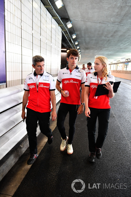 Charles Leclerc, Sauber, cammina lungo il circuito, attraverso il tunnel, con Xevi Pujolar, Capo dell'Ingegneria in pista, Sauber e Ruth Buscombe, ingegnere della strategia, Sauber